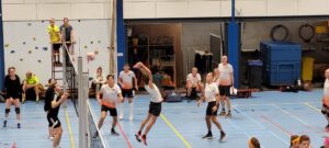 Hardlopers in actie tijdens volleybal